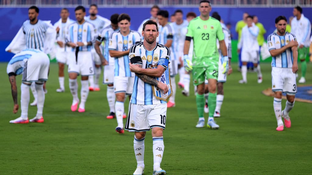 Lionel Messi (nomor punggung 10) dari Argentina bersiap untuk melakukan sepak mula sebelum pertandingan perempat final Piala Dunia FIFA 2026 antara Argentina dan Swiss di Stadion Kansas City pada 11 Juli 2026 di Kansas City, Missouri. David Ramos/Getty Images/AFP Timnas Argentina piala dunia 2026