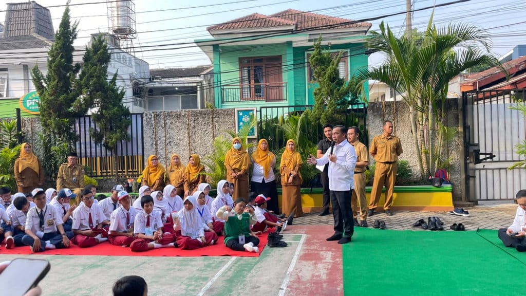 Menteri Kependudukan dan Pembangunan Keluarga, Wihaji saat mengunjungi SLB Negeri 02 Jakarta. FOTO/Putri Az zahra Wihaji saat Mengunjungi SLB Negeri 02 Jakarta