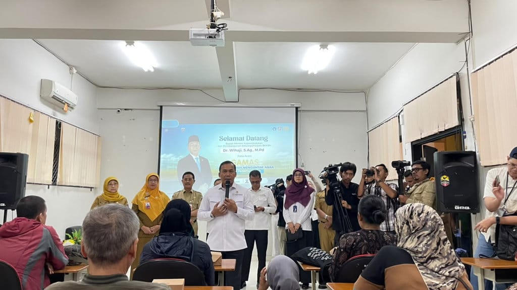 Menteri Kependudukan dan Pembangunan Keluarga, Wihaji saat mengunjungi SLB Negeri 02 Jakarta. FOTO/Putri Az zahra Wihaji saat Mengunjungi SLB Negeri 02 Jakarta