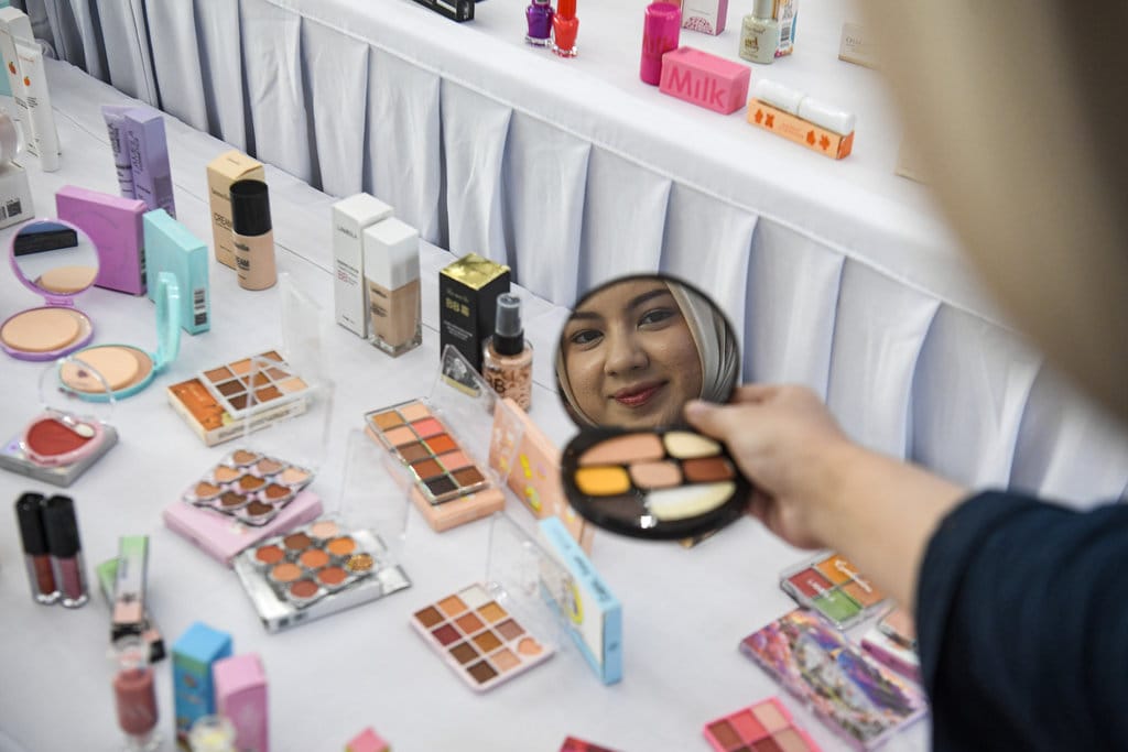 Petugas BPOM menata kosmetik ilegal untuk ditampilkan pada jumpa pers hasil intensifikasi pengawasan kosmetik di kantor BPOM, Jakarta, Senin (13/7/2026). Sepanjang enam bulan pertama 2026, BPOM berhasil mengungkap 9.042 tautan yang melakukan pelanggaran promosi dan penjualan kosmetik di platform digital secara ilegal, dengan nilai ekonomi temuan kosmetik yang tidak memenuhi ketentuan mencapai Rp35,8 miliar, meningkat 10 kali lipat dibandingkan periode yang sama tahun lalu. ANTARA FOTO/Muhammad Adimaja/foc. BPOM ungkap promosi dan penjualan kosmetik ilegal di platform digital