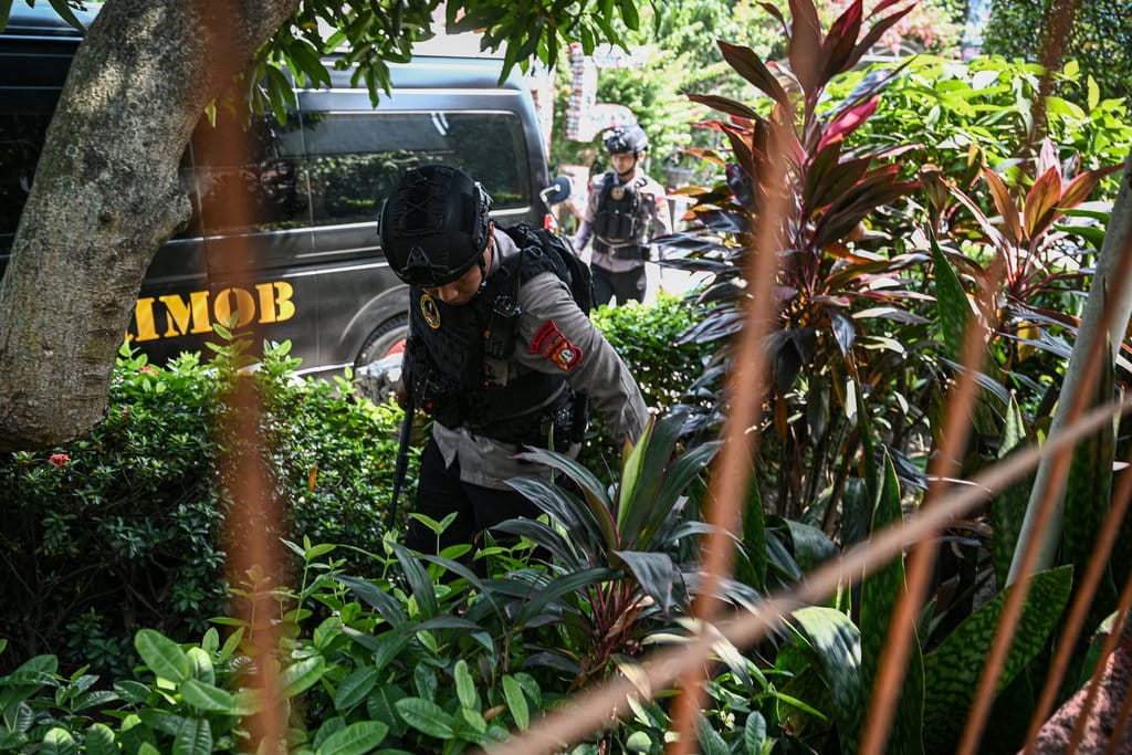 Personel Gegana Brimob Polda Metro Jaya melakukan penyisiran setelah adanya ancaman dugaan teror bom di SDN Srengseng Sawah 15 Pagi, Jagakarsa, Jakarta, Senin (13/7/2026). Personel berimob menyisir lokasi tersebut untuk memastikan keamanan lingkungan sekolah usai adanya ancaman dugaan teror bom yang diterima pihak sekolah melalui aplikasi percakapan. ANTARA FOTO/Fauzan/tom. Dugaan teror bom di sekolah