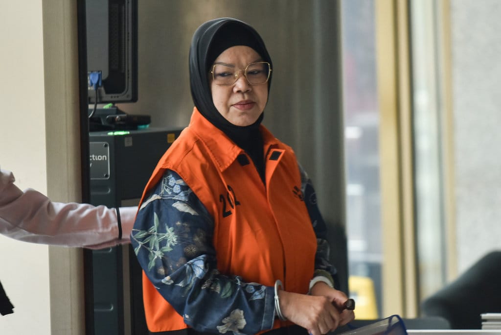 Tersangka kasus dugaan pemerasan di lingkungan pemerintahan Kabupaten Sukoharjo Etik Suryani berjalan menuju ruang pemeriksaan di Gedung Merah Putih KPK, Jakarta, Senin (13/7/2026). Bupati Sukoharjo non aktif Etik Suryani diperiksa terkait kasus pemerasan di lingkungan Pemerintahan Kabupaten Sukoharjo dari tahun 2021-2026 dengan total uang sekitar Rp 2,93 miliar. ANTARA FOTO/Fakhri Hermansyah/foc. Pemeriksaan Etik Suryani