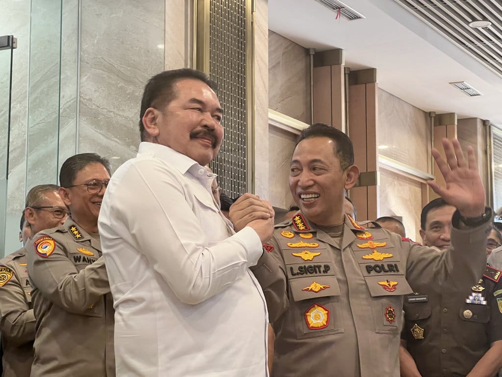Konferensi pers Jaksa Agung Sanitiar (ST) Burhanuddin dan Kapolri Jenderal Listyo Sigit Prabowo usai pertemuan di Gedung Utama Kejaksaan Agung, Jakarta Selatan, Senin (13/7/2026). tirto.id/Ayu Mumpuni Konpers Jaksa Agung dan Kapolri