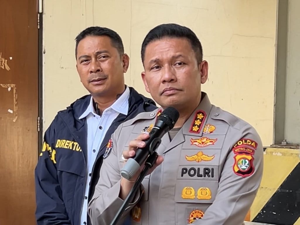 Kabid Humas Polda Metro Jaya, Kombes Pol Budi Hermanto saat memberikan keterangan pers terkait pengujian barang bukti kasus Jampidsus Febrie di Direktorat Tahanan dan Barang Bukti Polda Metro Jaya, Jakarta, Senin (13/7/2026). tirto.id/Hanang Septioyudho Kombes Pol Budi Hermanto