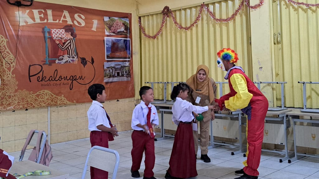 Badut dan guru menyambut 3 siswa baru SDN Purwoyoso 1 Kota Semarang dalam rangkaian MPLS, Senin (13/7/2026). tirto.id/Baihqi Annizar SDN Purwoyoso 1 Semarang