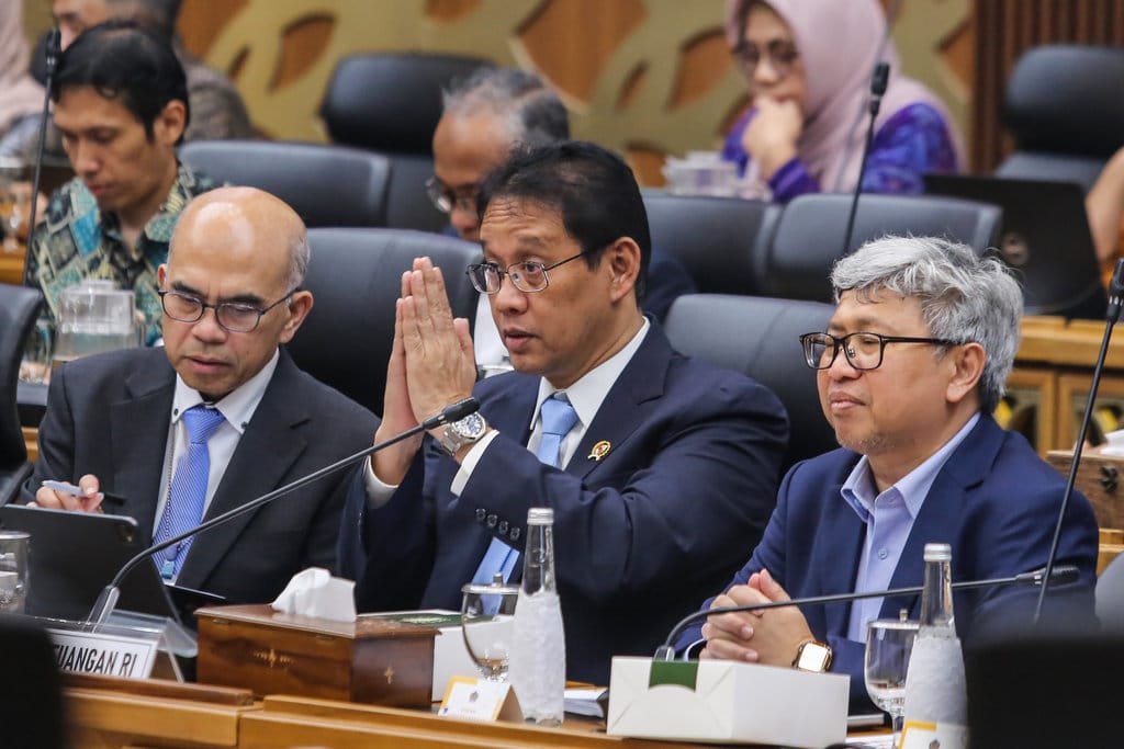 Menteri Keuangan Purbaya Yudhi Sadewa (tengah) mengikuti rapat kerja dengan Banggar DPR di Kompleks Parlemen, Senayan, Jakarta, Selasa (14/7/2026). Rapat tersebut membahas pokok-pokok RUU tentang Pertanggungjawaban atas pelaksanaan APBN Tahun Anggaran 2025 dan pembentukan panja-panja. ANTARA FOTO/Asprilla Dwi Adha/YU Raker Banggar DPR dengan Menteri Keuangan