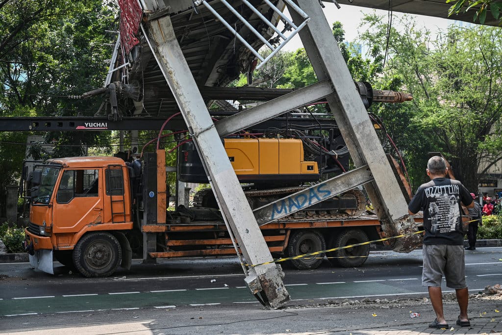 Petugas melakukan proses evakuasi truk bermuatan alat berat yang menabrak jembatan penyeberangan orang (JPO) di Jalan Kapten Tendean, Jakarta, Selasa (14/7/2026). Kondisi JPO tersebut nyaris roboh setelah tertabrak truk bermuatan alat berat yang terjadi sekitar pukul 01.00 WIB yang berimbas pada kepadatan lalu lintas di beberapa ruas jalan akibat ditutupnya jalan tersebut. ANTARA FOTO/Fauzan/nym. Truk tabrak JPO di Jalan Tendean
