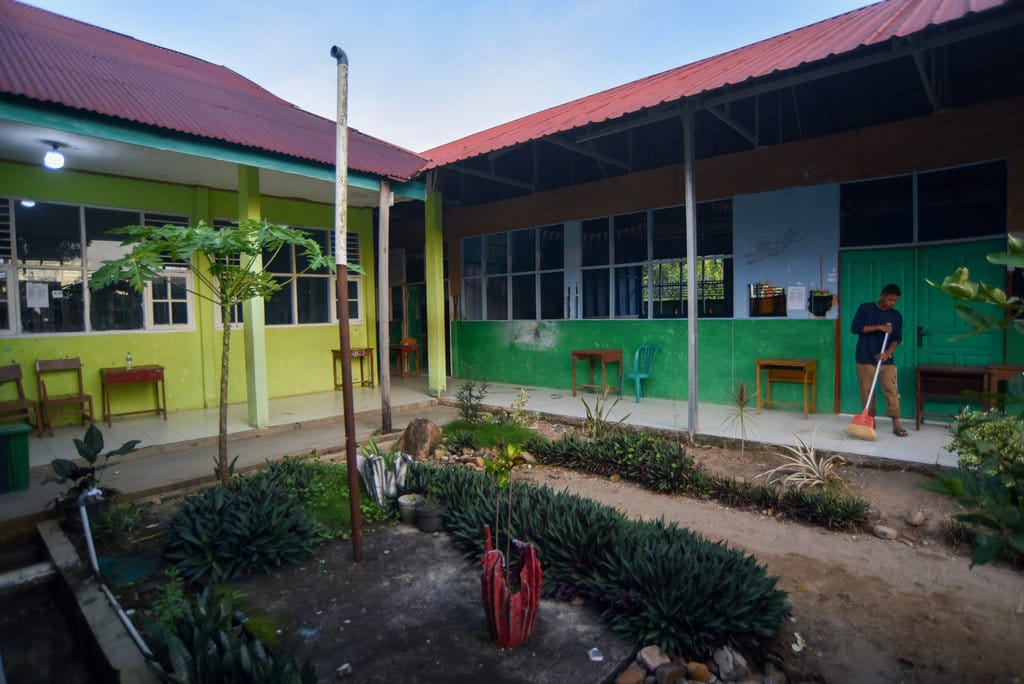 Pekerja kebersihan menyapu lantai sekolah pascaledakan bom rakitan di Madrasah Aliyah Negeri (MAN) 3 Padang, Sumatera Barat, Selasa (14/7/2026). ANTARA FOTO/Fitra Yogi/agr Lokasi ledakan bom rakitan di Padang