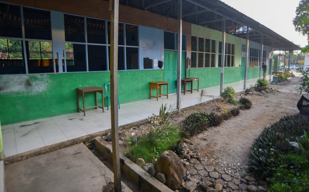 Pekerja kebersihan menyapu lantai sekolah pascaledakan bom rakitan di Madrasah Aliyah Negeri (MAN) 3 Padang, Sumatera Barat, Selasa (14/7/2026). ANTARA FOTO/Fitra Yogi/agr Lokasi ledakan bom rakitan di Padang