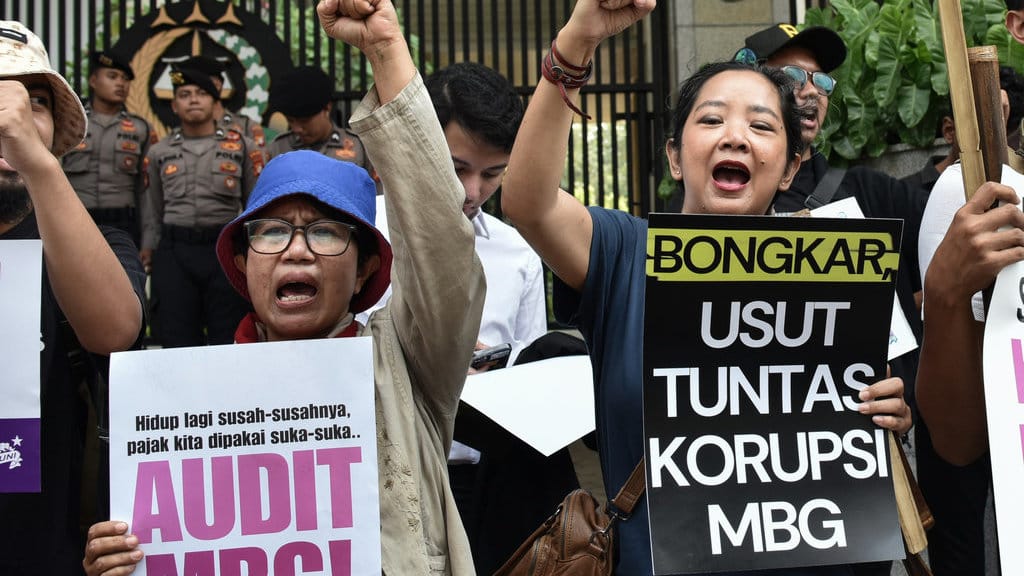 Pengunjuk rasa dari koalisi MBG Watch memegang poster saat berunjuk rasa di depan Gedung Kejaksaan Agung, Jakarta, Rabu (15/7/2026). ANTARA FOTO/Fakhri Hermansyah/tom. Unjuk rasa MBG Watch