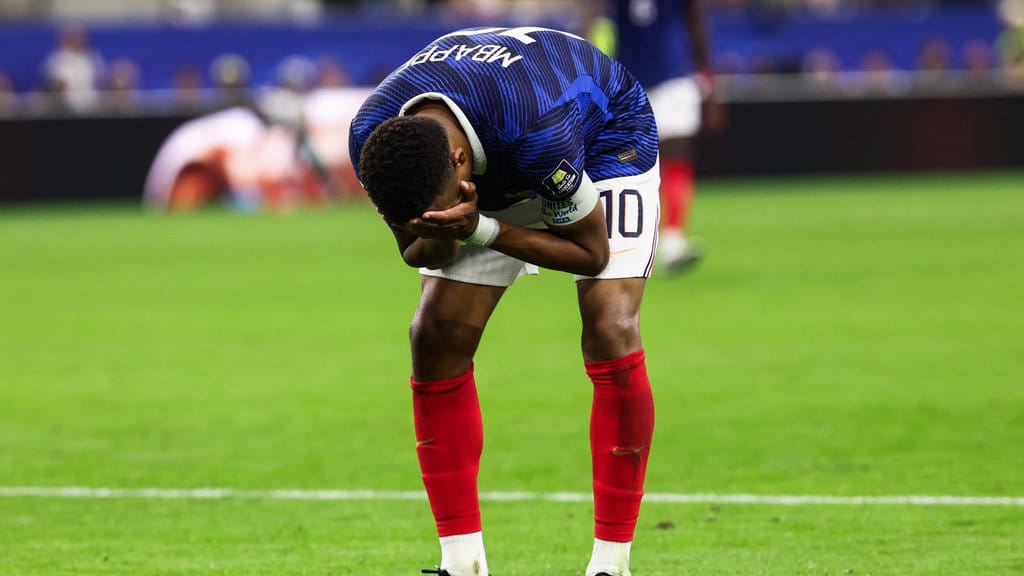 Penyerang Prancis bernomor punggung 10, Kylian Mbappe, dalam pertandingan semifinal turnamen sepak bola Piala Dunia 2026 antara Prancis dan Spanyol di Stadion Dallas, Arlington, pada 14 Juli 2026. (Foto oleh FRANCK FIFE / AFP) Kylian Mbappe