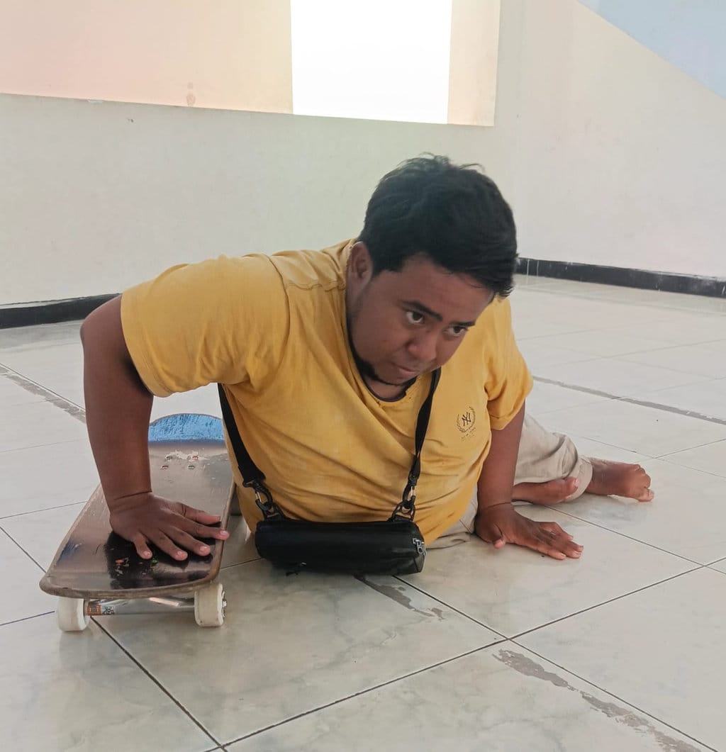 Abdul Azis (28), pemuda difabel Jember yang viral sebagai Konten Kreator. (Sumber: Jember Yang Itu) Kisah Pemuda Difabel Jember yang Viral sebagai Konten Kreator