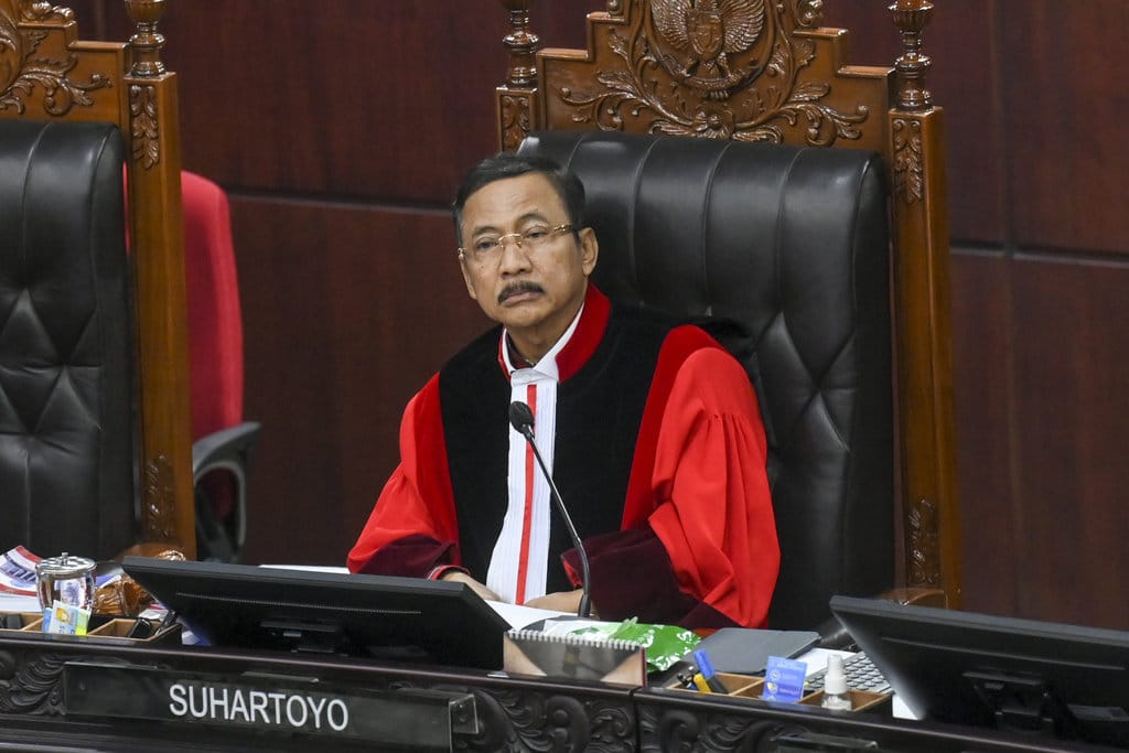 Ketua Mahkamah Konstitusi (MK) Suhartoyo memimpin sidang pembacaan putusan permohonan uji materi di Gedung Mahkamah Konstitusi, Jakarta, Kamis (16/7/2026). MK menggelar sidang pengucapan putusan atas 23 permohonan uji materi undang-undang, salah satunya mengabulkan sebagian permohonan tentang pemberian wilayah izin usaha pertambangan (WIUP) pada UU Minerba. ANTARA FOTO/Hafidz Mubarak A/nz MK gelar sidang putusan 23 permohonan uji materi