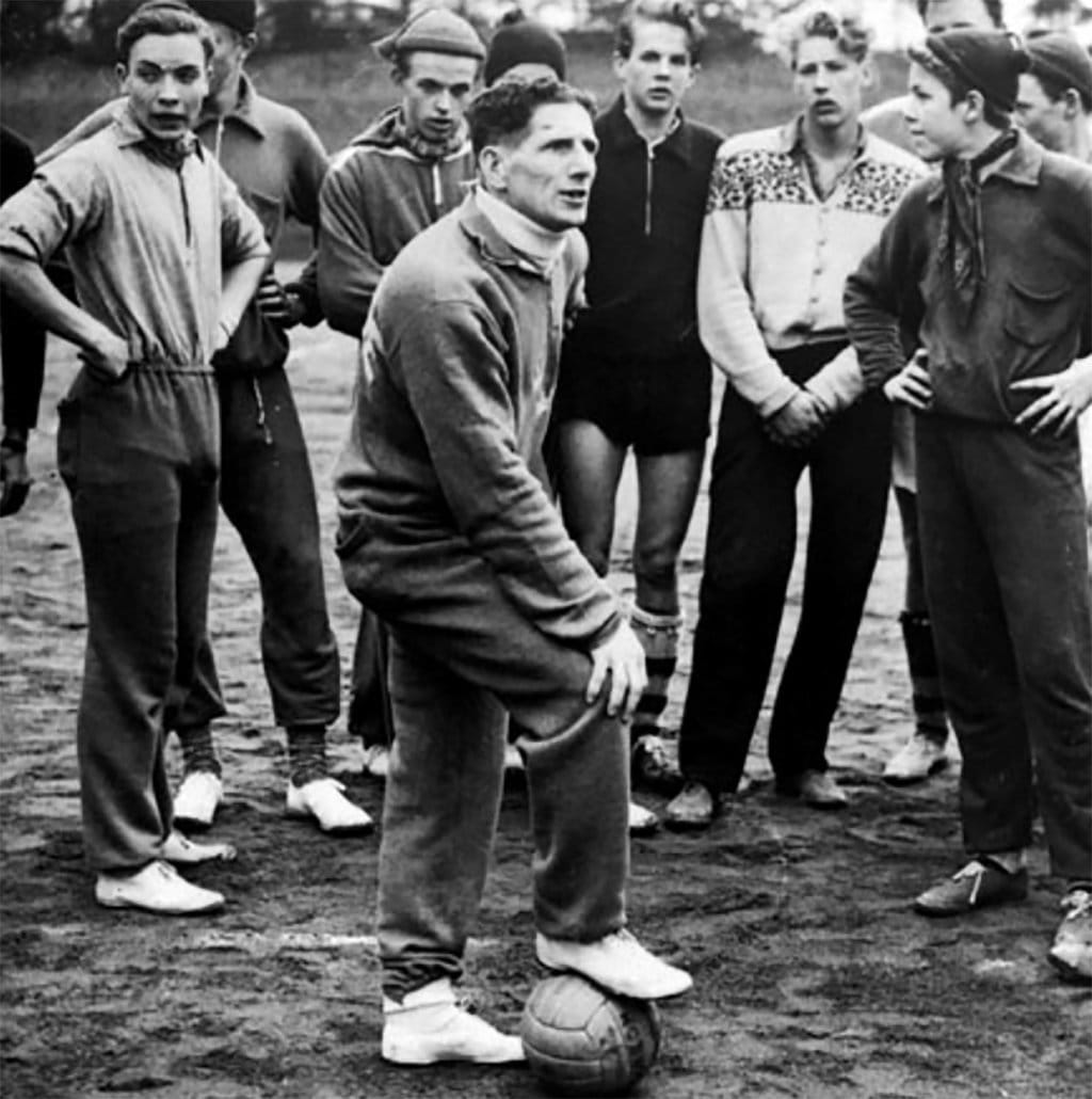 George Raynor. wikimedia/Publik domain George Raynor, sosok asal Inggris yang membawa Swedia ke final Piala Dunia 1958 meskipun gagal juara.