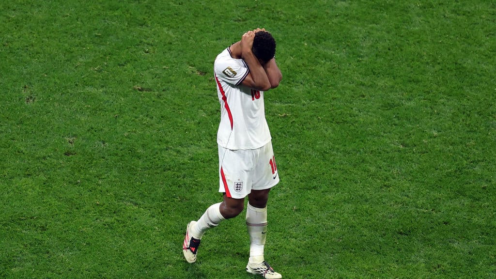 Gelandang Inggris bernomor punggung 10, Jude Bellingham, bereaksi setelah kalah dalam pertandingan semifinal turnamen sepak bola Piala Dunia 2026 melawan Argentina di Stadion Atlanta, Atlanta, pada 15 Juli 2026. PATRICIA DE MELO MOREIRA / AFP Jude Bellingham