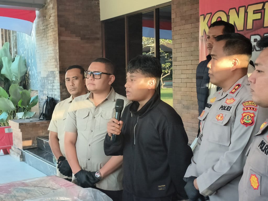 Konferensi pers mengenai perkembangan kasus pembunuhan oleh WN Singapura pada Kamis (16/07/2026) di Mapolresta Denpasar. tirto.id/Sandra Gisela kasus pembunuhan WN Singapura
