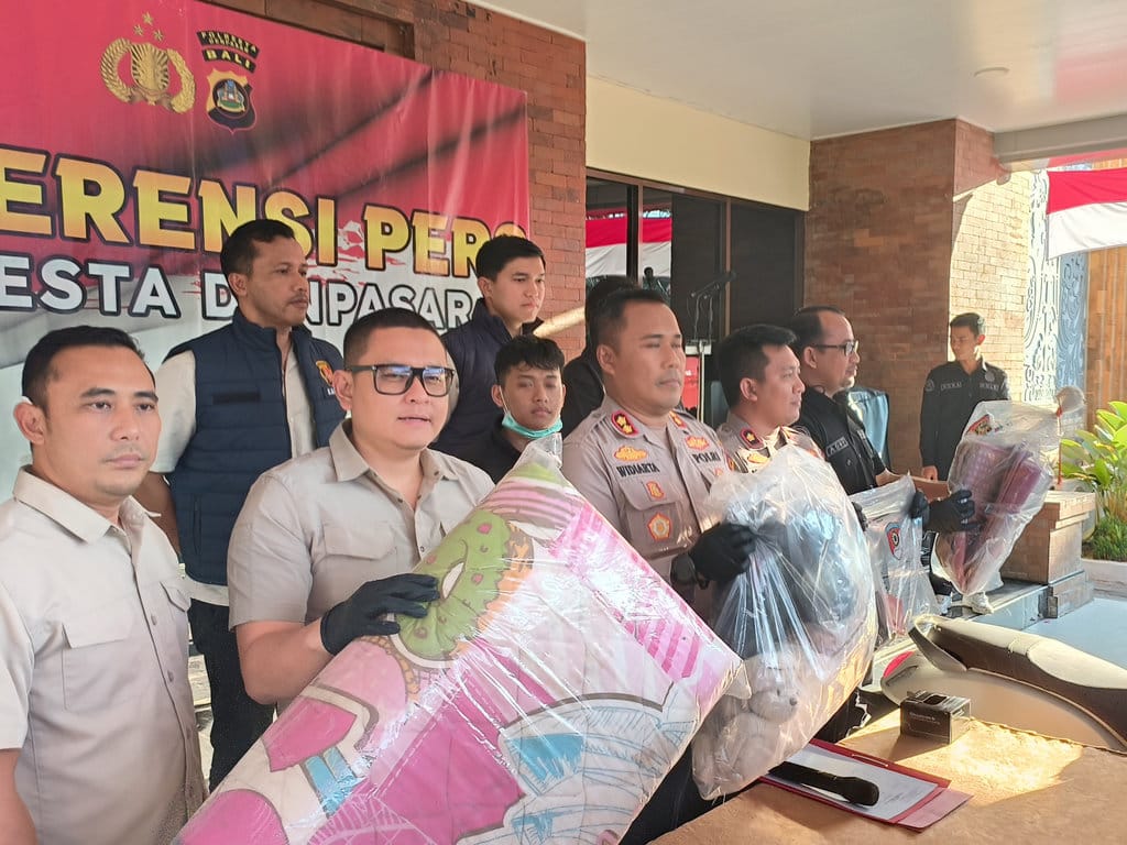 Konferensi pers mengenai perkembangan kasus pembunuhan oleh WN Singapura pada Kamis (16/07/2026) di Mapolresta Denpasar. tirto.id/Sandra Gisela kasus pembunuhan WN Singapura