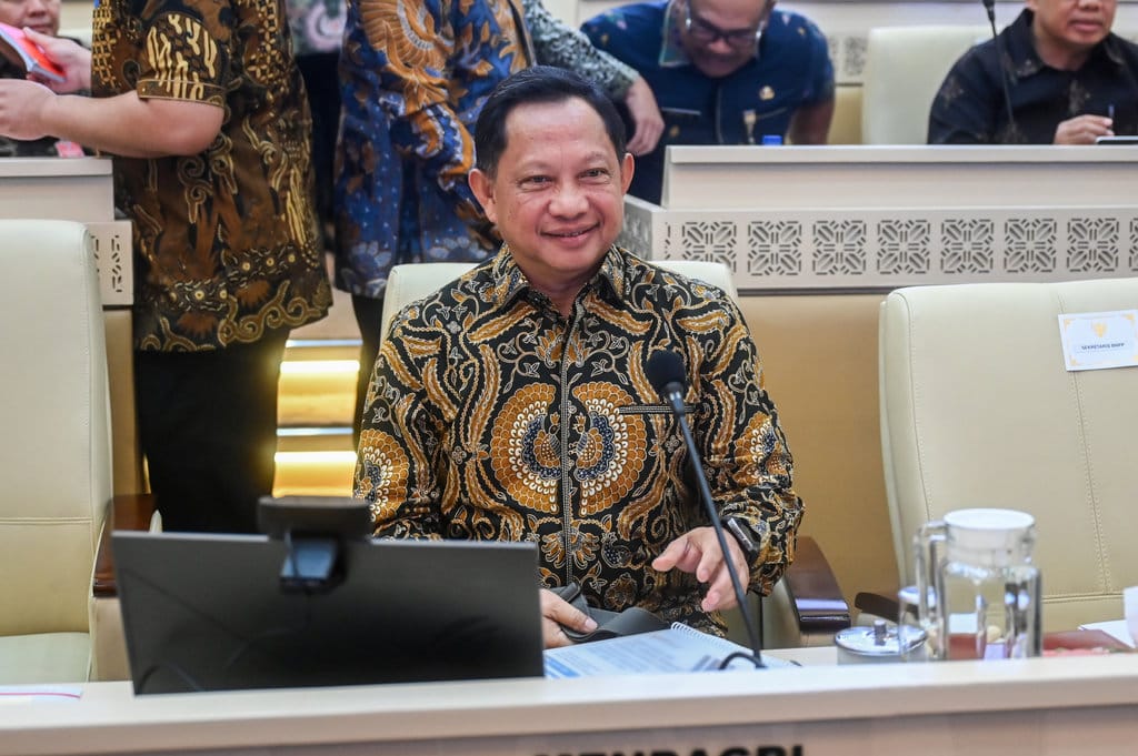 Menteri Dalam Negeri Muhammad Tito Karnavian bersiap mengikuti rapat kerja bersama Komisi II DPR di Kompleks Parlemen, Senayan, Jakarta, Kamis (16/7/2026). Rapat tersebut beragendakan penyampaian laporan capaian kinerja dan Laporan Keuangan Pemerintah Pusat (LKPP) APBN TA 2025 dari masing-masing kementerian/lembaga. ANTARA FOTO/Rivan Awal Lingga/YU Raker Komisi II DPR dengan pemerintah