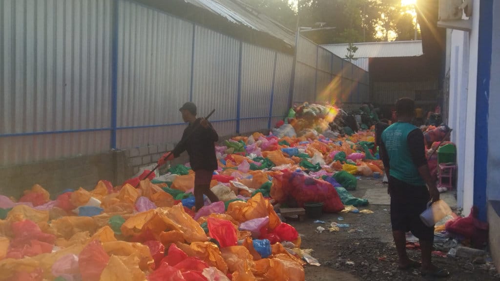 Tumpukan sampah plastik yang biasanya berakhir di tempat pembuangan Desa Kencong, Kecamatan Kencong, Kabupaten Jember, Jawa Timur. FOTO/Jember Yang Itu Sampah Plastik Jadi Solar di jember