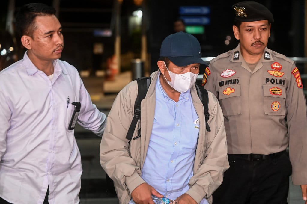 Petugas menggiring Bupati Lombok Barat Lalu Ahmad Zaini (tengah) untuk menjalani pemeriksaan di Gedung KPK, Jakarta, Senin (20/7/2026). ANTARA FOTO/Rivan Awal Lingga/kye KPK tangkap tangan Bupati Lombok Barat