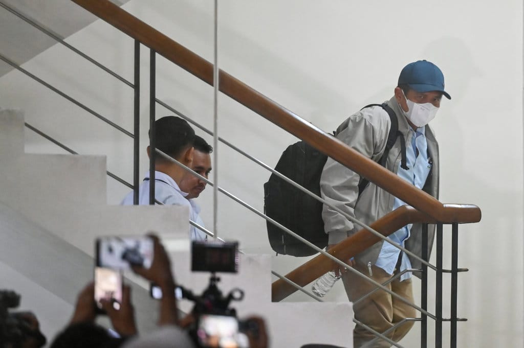 Bupati Lombok Barat Lalu Ahmad Zaini (kanan) berjalan untuk menjalani pemeriksaan usai di Gedung KPK, Jakarta, Senin (20/7/2026). ANTARA FOTO/Rivan Awal Lingga KPK tangkap tangan Bupati Lombok Barat