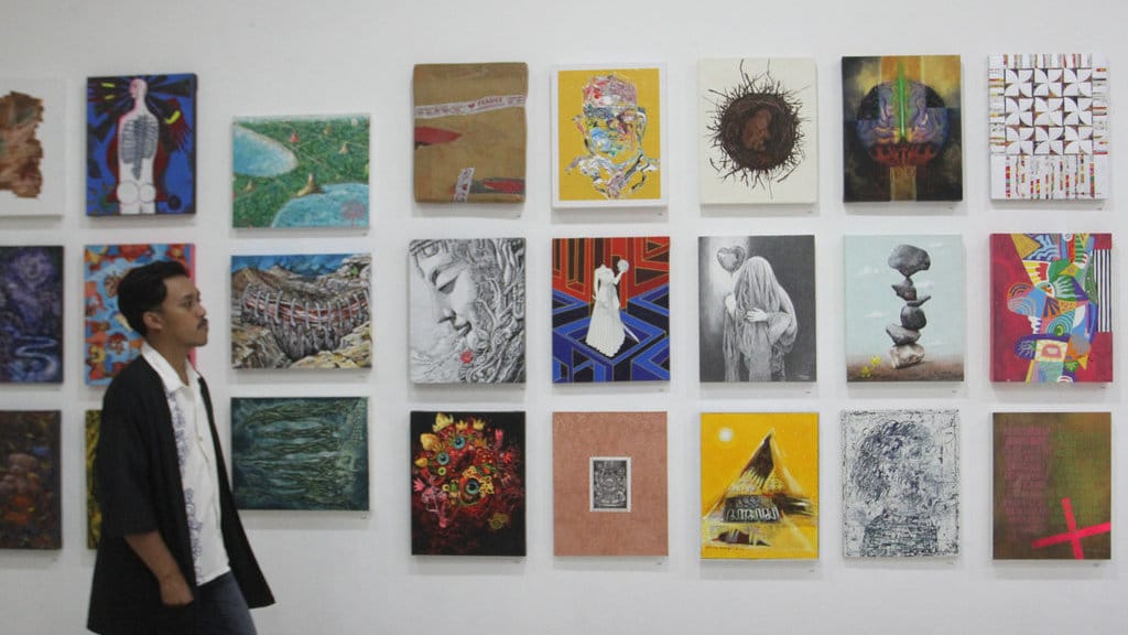 Pengunjung mengamati karya seni yang dipajang pada pameran Mini Art Malang ke-7 (MAM#7) bertajuk Akar di Malang Creative Center (MCC), Kota Malang, Jawa Timur, Senin (20/7/2026). Pameran yang berlangsung hingga Kamis (30/7) tersebut menampilkan patung serta karya lukisan dua dimensi dan tiga dimensi berukuran maksimal 50x50 cm atau biasa disebut karya seni jinjing yang merupakan hasil kurasi dari 195 seniman se-Indonesia termasuk kreator muda dengan tujuan memacu regenerasi talenta kreatif, sekaligus mendukung upaya Kementerian Kebudayaan dalam memperkuat ruang publik sebagai wadah inklusif pelestarian budaya yang berkelanjutan. ANTARA FOTO/Ari Bowo Sucipto/nz Upaya regenerasi seniman melalui pameran seni