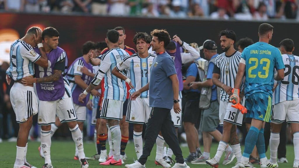 Penyerang Argentina bernomor punggung 17, Giuliano Simeone, setelah kalah dalam pertandingan final turnamen sepak bola Piala Dunia 2026 antara Spanyol dan Argentina di Stadion New York/New Jersey di East Rutherford pada 19 Juli 2026. AFP/oleh PATRICIA DE MELO MOREIRA Timnas Argentina