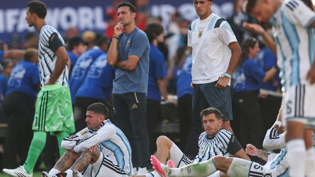 Gelandang Argentina #07 Rodrigo De Paul (kiri) dan gelandang #11 Giovani Lo Celso (kanan) setelah kalah dalam pertandingan final turnamen sepak bola Piala Dunia 2026 antara Spanyol dan Argentina di Stadion New York/New Jersey di East Rutherford pada 19 Juli 2026. (Foto oleh PATRICIA DE MELO MOREIRA / AFP) Timnas Argentina