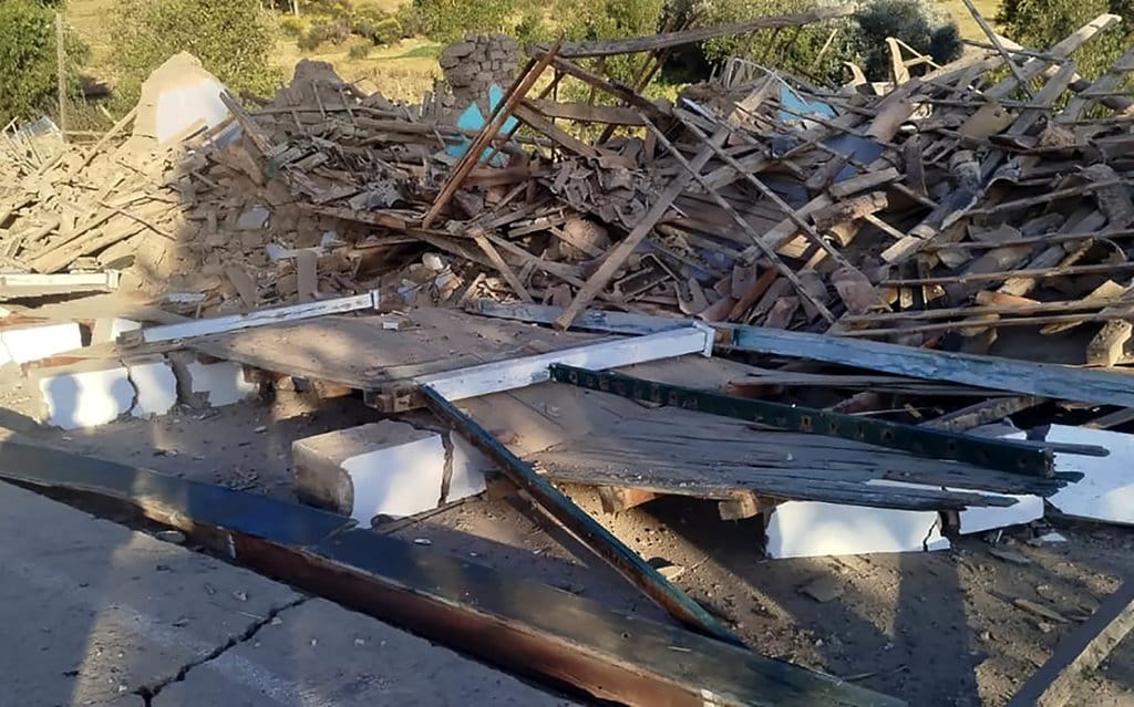Sebuah rumah yang runtuh di pinggiran kota Huancayo, sekitar 300 km di sebelah timur Lima, pada 19 Juli 2026, setelah gempa berkekuatan magnitudo 5,1. Gempa berkekuatan magnitudo 5,1 yang mengguncang wilayah Andes di Peru pada larut malam tanggal 18 Juli 2026 menewaskan lima orang dan melukai 21 lainnya, demikian disampaikan para pejabat pada 19 Juli. Karena pusat gempa berada pada kedalaman dangkal dan banyak rumah di wilayah tersebut terbuat dari *adobe* (batu bata lumpur) atau campuran kayu, bambu, dan lumpur yang disebut '*quincha*', beberapa kota mengalami kerusakan parah, ujar Jenderal Luis Vasquez, direktur Institut Pertahanan Sipil Nasional. AFP/ Kementerian Pertahanan Peru Gempa Bumi peru