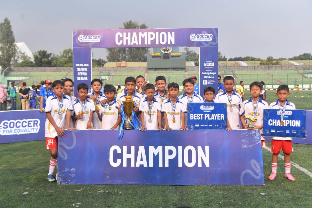 Kapten tim Tajimalela, Albi saat mengangkat piala juara Soccer for Equality bersama rekan setim di podium, Stadion Siliwangi, Kota Bandung, Minggu. tirto.id/M Nizar Tim Tajimalela