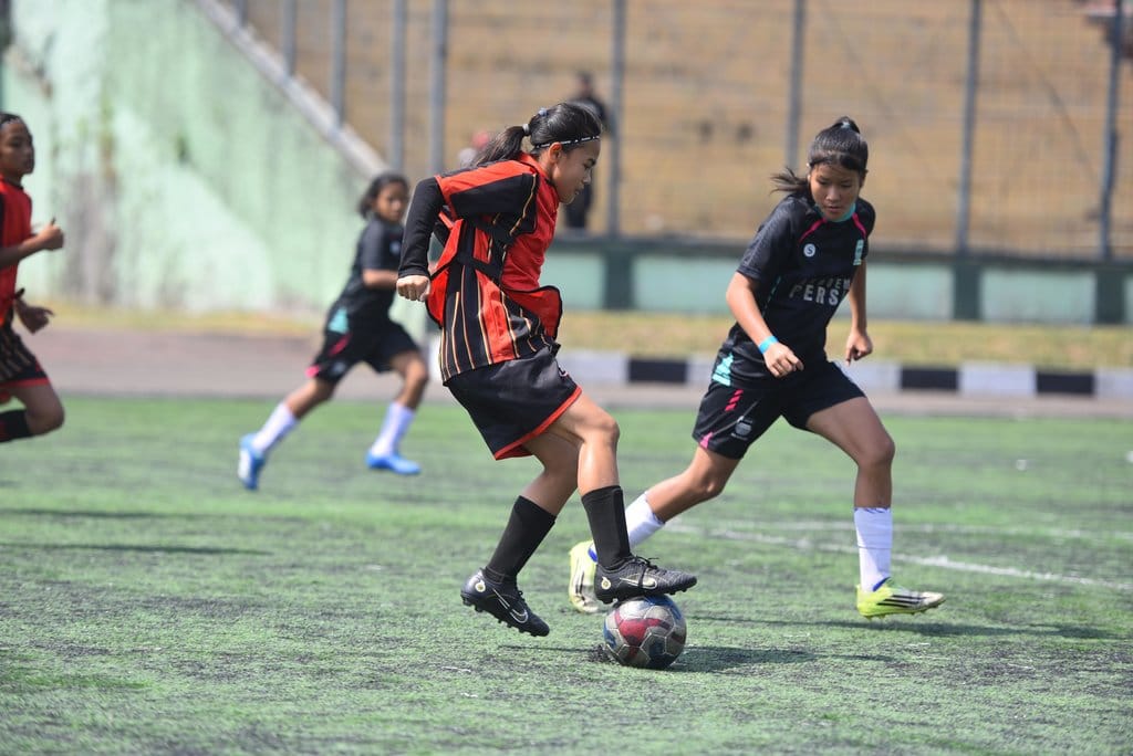 Para pemain berjibaku saat bertanding sepanjang turnamen Soccer for Equality di Stadion Siliwangi, Kota Bandung, Minggu (19/7/2026). Foto/ Dok. Plan Indonesia. Soccer for Equality