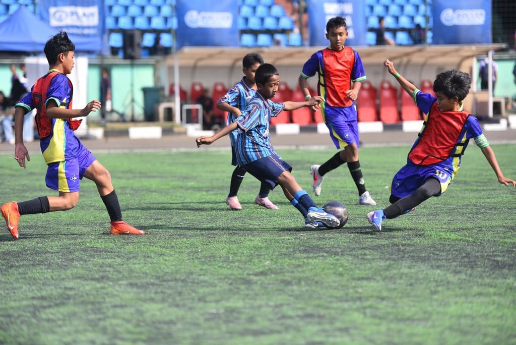 Para pemain berjibaku saat bertanding sepanjang turnamen Soccer for Equality di Stadion Siliwangi, Kota Bandung, Minggu (19/7/2026). Foto/ Dok. Plan Indonesia. Soccer for Equality