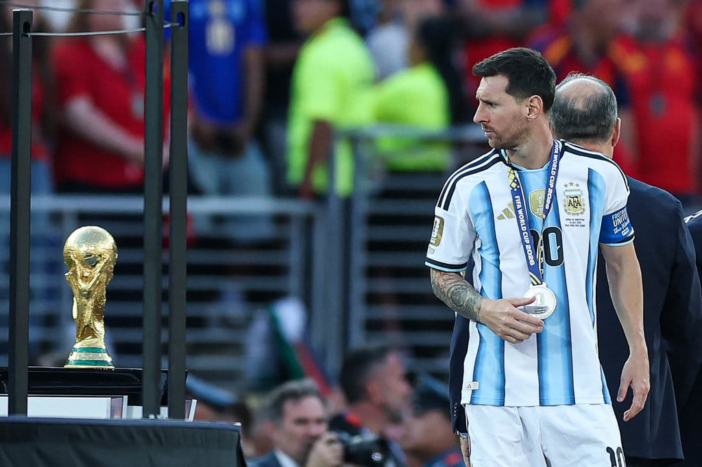 Lionel Messi, menatap trofi setelah kalah dalam pertandingan final Piala Dunia 2026 antara Spanyol vs Argentina di Stadion New York/New Jersey di East Rutherford pada 19 Juli 2026. AFP/PATRICIA DE MELO MOREIRA Lionel Messi