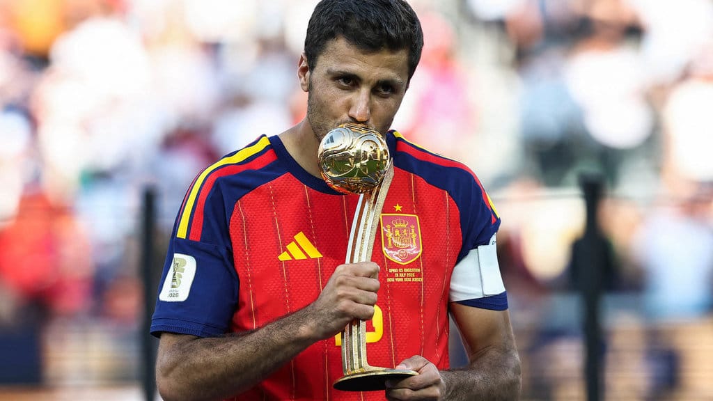 Gelandang Spanyol bernomor punggung 16, Rodri, mencium trofi Bola Emas saat upacara penghargaan pertandingan final turnamen sepak bola Piala Dunia 2026 antara Spanyol dan Argentina di Stadion New York/New Jersey di East Rutherford pada 19 Juli 2026. AFP/ FRANCK FIFE Rodri