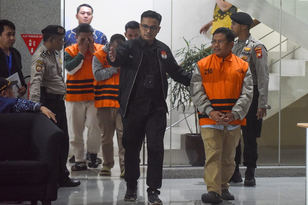 Bupati Lombok Barat Lalu Ahmad Zaini (kedua kanan), Direktur Utama PT Air Minum Giri Menang Lombok Barat Sudirman (ketiga kiri), dan Direktur Utama Meconel Sistim Instrument Alvonsus Gani (keempat kiri) berjalan menuju mobil tahanan usai menjalani pemeriksaan di Gedung Merah Putih KPK, Jakarta, Selasa (21/7/2026). KPK menahan tiga orang tersangka pasca operasi tangkap tangan (OTT) pada Senin (20/7) yakni Bupati Lombok Barat Lalu Ahmad Zaini, Direktur Utama PT Air Minum Giri Menang Lombok Barat Sudirman, dan Direktur Utama Meconel Sistim Instrument Alvonsus Gani dengan mengamankan barang bukti senilai Rp9,06 miliar terkait kasus dugaan korupsi berupa benturan kepentingan dalam pengadaan barang dan jasa, suap pengadaan barang dan jasa, serta gratifikasi di lingkungan Pemerintah Kabupaten Lombok Barat, Provinsi Nusa Tenggara Barat. ANTARA FOTO/Indrianto Eko Suwarso/sgd KPK tahan Bupati Lombok Barat