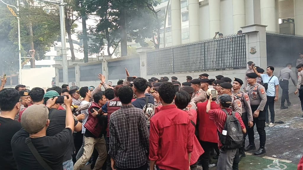 DPP Ikatan Mahasiswa Muhammadiyah menggelar aksi untuk meminta Kejaksaan Agung transparan dalam penanganan kasus dugaan korupsi yang melibatkan mantan Jampidsus Kejagung, Febrie Adriansyah, di depan Gedung Kejaksaan Agung, Jakarta Selatan, Selasa (21/7/2026). tirto.id/Auliya Umayna Demo Soal Febrie di Kejagung