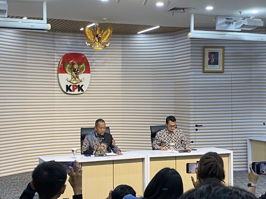 Direktur Penyidikan KPK Achmad Taufik Husein dalam konferensi pers kasus dugaan korupsi di wilayah Pemerintah Kabupaten Lombok Barat, Selasa (21/7/2026).. tirto.id/Rahma Dwi Safitri Konpers KPK Achmad Taufik