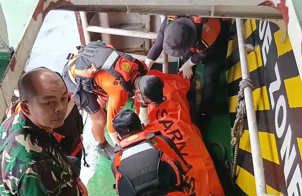 Tim SAR Gabungan mengevakuasi satu jenazah di duga korban KM Nurul Salsa ke atas kapal usai ditemukan nelayan mengapung di laut sekitar Pulau Pamulikang, wilayah Perairan Kabupaten Pangkajene Kepulauan (Pangkep), Sulawesi Selatan, Selasa (21/7/2026). ANTARA/HO-Dokumentasi Tim SAR Gabungan. Korban KM Nurul Salsa