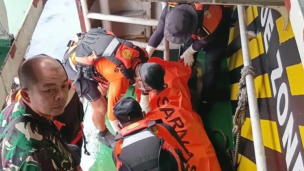 Tim SAR Gabungan mengevakuasi satu jenazah di duga korban KM Nurul Salsa ke atas kapal usai ditemukan nelayan mengapung di laut sekitar Pulau Pamulikang, wilayah Perairan Kabupaten Pangkajene Kepulauan (Pangkep), Sulawesi Selatan, Selasa (21/7/2026). ANTARA/HO-Dokumentasi Tim SAR Gabungan. Korban KM Nurul Salsa