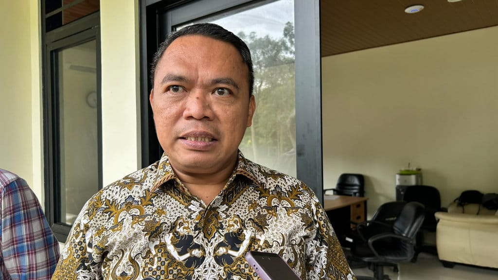 Ketua DPRD Kabupaten Tangerang, Muhamad Amud saat diwawancarai terkait BPR Kerta Raharja. tirto.id/Rhomi Ramdani Ketua DPRD Tangerang Muhamad Amud