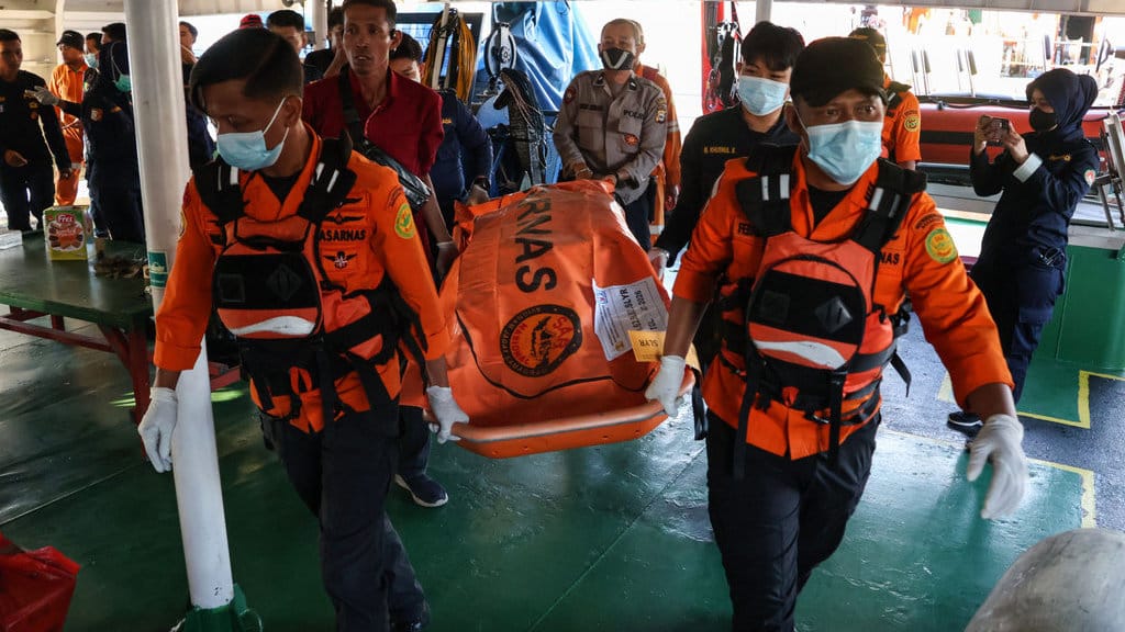 Tim SAR gabungan mengangkut kantong berisi jenazah yang diduga korban KM Nurul Salsa di atas KN SAR Kamajaya saat tiba di Pelabuhan Soekarno Hatta Makassar, Sulawesi Selatan, Rabu (22/7/2026). Tim SAR gabungan berhasil mengevakuasi dua jenazah diduga korban KM Nurul Salsa yang tenggelam pada Rabu (15/7) di perairan Kepulauan Selayar dan selanjutnya diserahkan kepada tim DVI Polda Sulsel untuk diidentifikasi di Rumah Sakit Bhayangkara Makassar sementara 16 korban lainnya masih dalam pencarian. ANTARA FOTO/Arnas Padda/bar Evakuasi korban KM Nurul Salsa