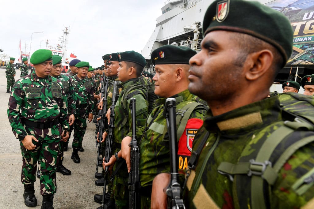 Panglima Kodam (Pangdam) VI/Mulawarman Mayor Jenderal TNI Krido Pramono (kiri) memeriksa pasukkan saat upacara penyambutan Satgas pengamanan perbatasan RI-Papua Nugini Yonif 613/Raja Alam di Pelabuhan Semayang, Balikpapan, Kalimantan Timur, Rabu (22/7/2026). Sebanyak 450 prajurit tiba di Balikpapan usai melaksanakan tugas operasi pengamanan di perbatasan RI-Papua Nugini selama 12 bulan. ANTARA FOTO/Angga Palguna/bar Penyambutan satgas Yonif 613/RJA di Balikpapan