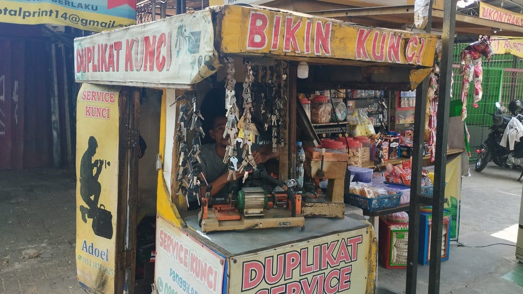 Abdul dan lapaknya di seberang Pasar Pondok Labu, Jakarta Selatan. FOTO/Khaila Adinda Lapak Duplikat Kunci