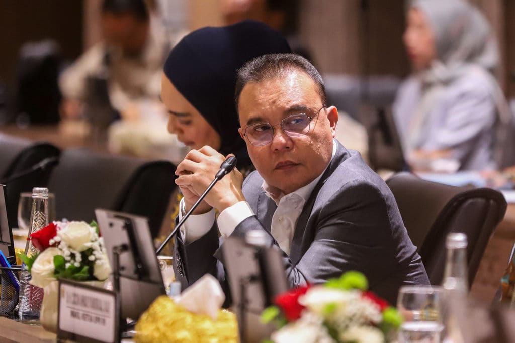 Wakil Ketua DPR Sufmi Dasco Ahmad memimpin rapat koordinasi bersama pemerintah di Kompleks Parlemen, Senayan, Jakarta, Kamis (23/7/2026). DPR dan pemerintah melakukan finalisasi peraturan presiden (perpres) terkait ojek daring yang ditargetkan rampung pada pekan depan. ANTARA FOTO/Meli Pratiwi/RIV/wsj. DPR dan pemerintah finalisasi perpres ojol