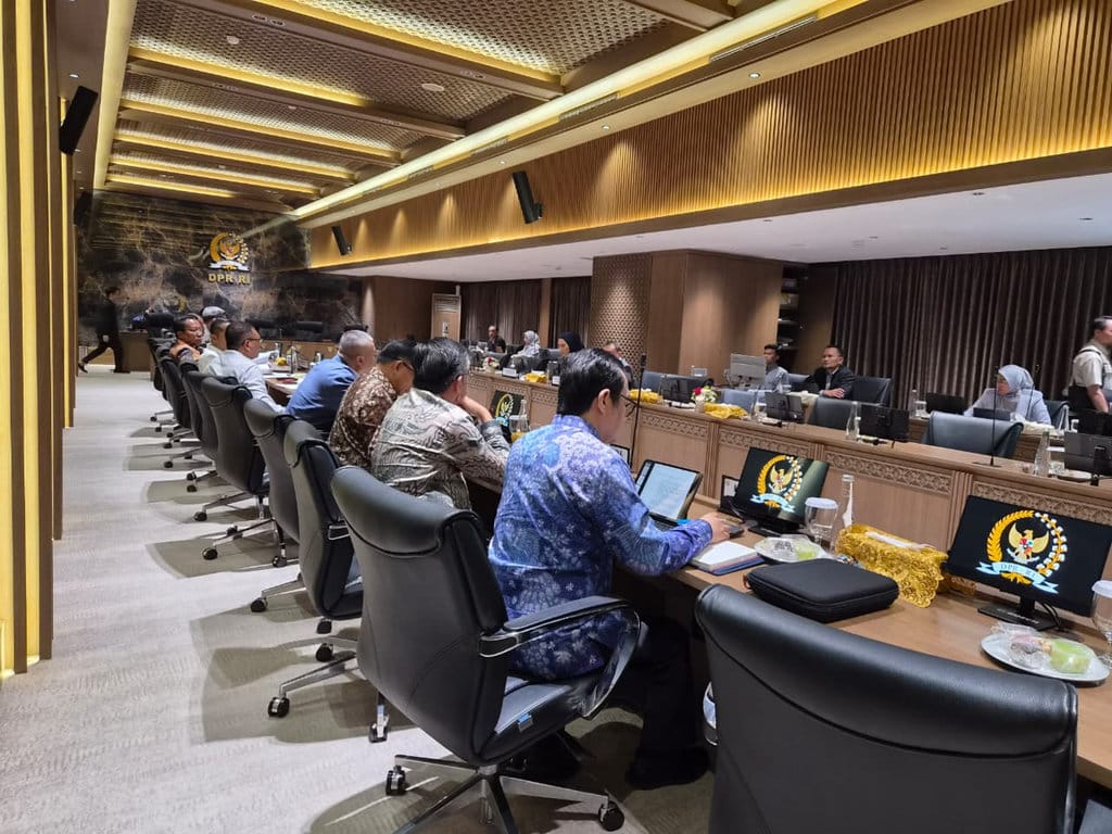 Dewan Perwakilan Rakyat (DPR) RI menggelar rapat bersama Pemerintah untuk membahas tindak lanjut penyusunan Peraturan Presiden (Perpres) mengenai ojek online (ojol), pada Kamis (23/7/2026).. FOTO/Dok. DPR Rapat Tindak Lanjut Perpres Ojol
