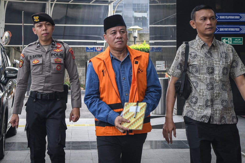 Tersangka kasus dugaan suap jual beli jabatan sekretaris daerah, Suhardiman Amby (tengah) berjalan menuju ruang pemeriksaan di Gedung Merah Putih KPK, Jakarta, Jumat (24/7/2026). KPK melakukan pemeriksaan lanjutan terhadap Bupati nonaktif Kuantan Singingi (Kuansing) tersebut sebagai tersangka kasus dugaan suap jual beli jabatan sekretaris daerah di lingkungan Pemerintah Kabupaten Kuantan Singingi selama 2021-2026. ANTARA FOTO/Reno Esnir/sth/YU Pemeriksaan tersangka Suhardiman Amby