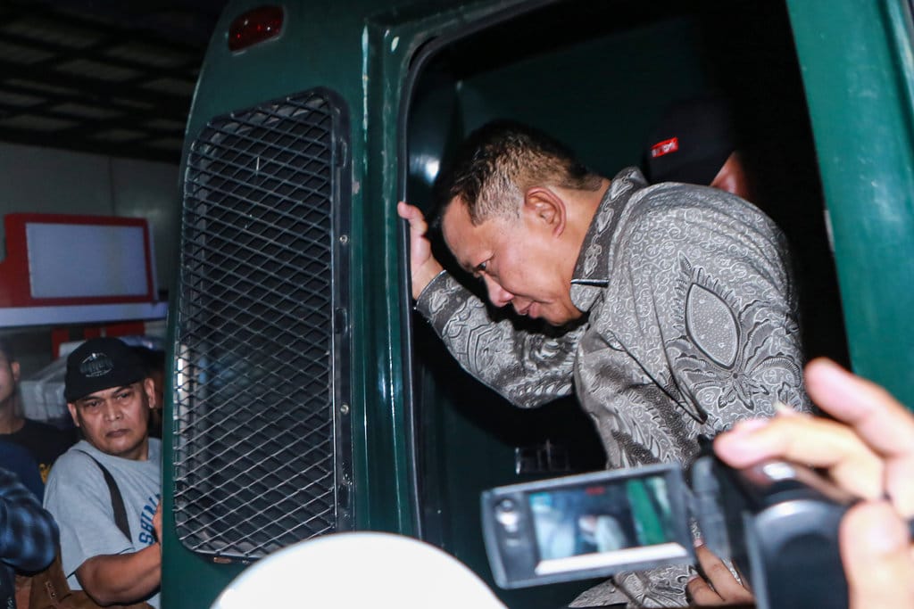 Tersangka mantan Jaksa Agung Muda Tindak Pidana Khusus (Jampidsus) Febrie Adriansyah (kanan) turun dari mobil tahanan setibanya di Rutan Cabang KPK, Gedung KPK, Jakarta, Jumat (24/7/2026). Kejaksaan Agung menitipkan penahanan Febrie Adriansyah di Rutan KPK untuk menghindari konflik kepentingan terkait kasus dugaan Tindak Pidana Pencucian Uang (TPPU). ANTARA FOTO/Asprilla Dwi Adha/sgd Febrie Adriansyah ditahan di Rutan KPK