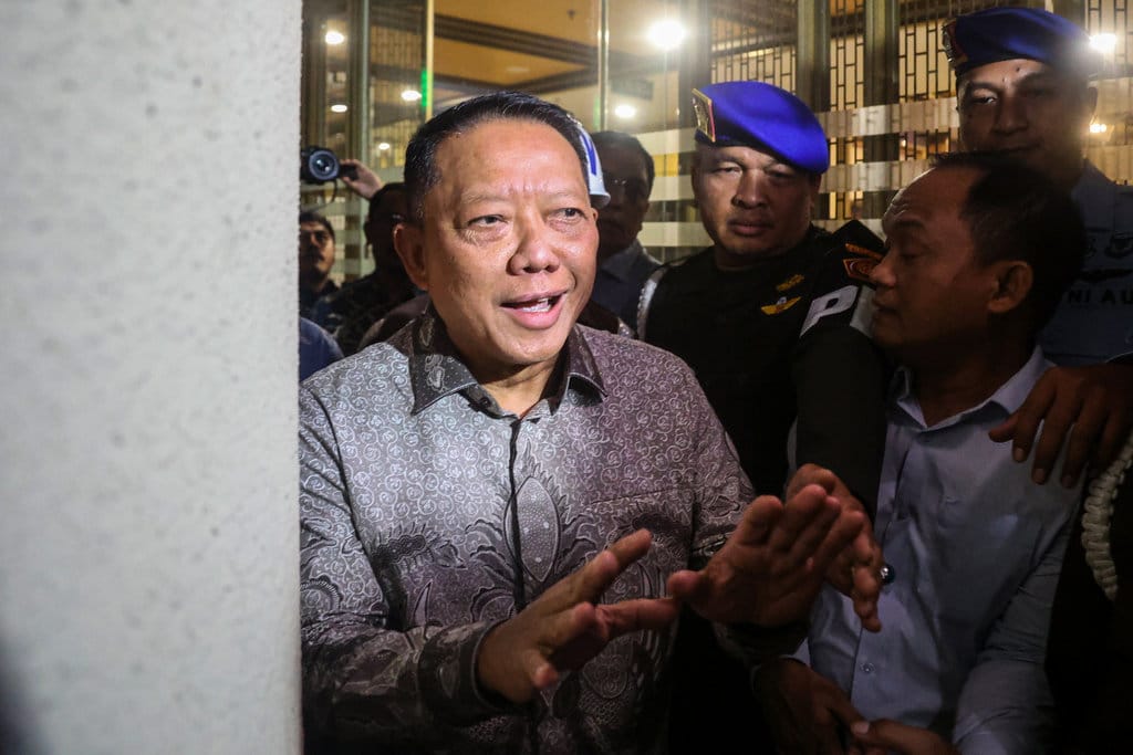 Mantan Jaksa Agung Muda Bidang Tindak Pidana Khusus Febrie Adriansyah (kiri) menjawab pertanyaan wartawan seusai menjalani pemeriksaan di Kejaksaan Agung, Jakarta, Jumat (24/7/2026). Kejaksaan Agung resmi menahan Febrie Adriansyah sebagai tersangka dugaan tindak pidana pencucian uang (TPPU). ANTARA FOTO/Darryl Ramadhan/sgd Febrie Adriansyah ditahan Kejagung
