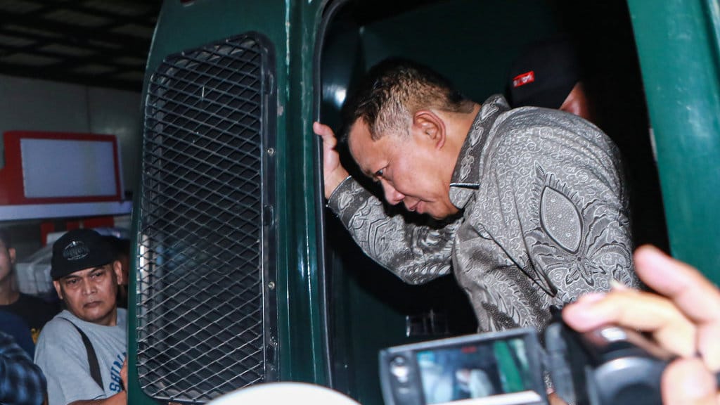 Tersangka mantan Jaksa Agung Muda Tindak Pidana Khusus (Jampidsus) Febrie Adriansyah (kanan) turun dari mobil tahanan setibanya di Rutan Cabang KPK, Gedung KPK, Jakarta, Jumat (24/7/2026). Kejaksaan Agung menitipkan penahanan Febrie Adriansyah di Rutan KPK untuk menghindari konflik kepentingan terkait kasus dugaan Tindak Pidana Pencucian Uang (TPPU). ANTARA FOTO/Asprilla Dwi Adha/sgd Febrie Adriansyah