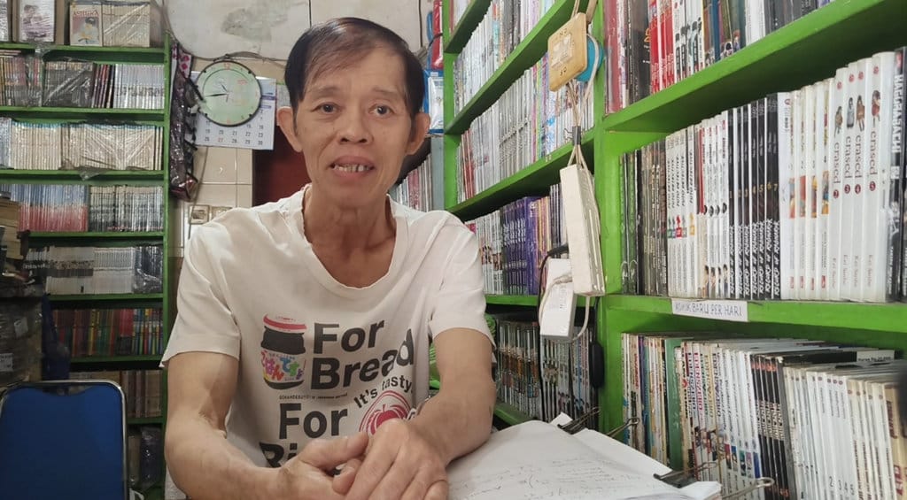 Sugeng Wiyono (60) Pemilik Victory Komik saat diwawancarai, Minggu (26/6/2026). Foto : Romensy Augustinian/tirto.id Rumah Komik di Solo